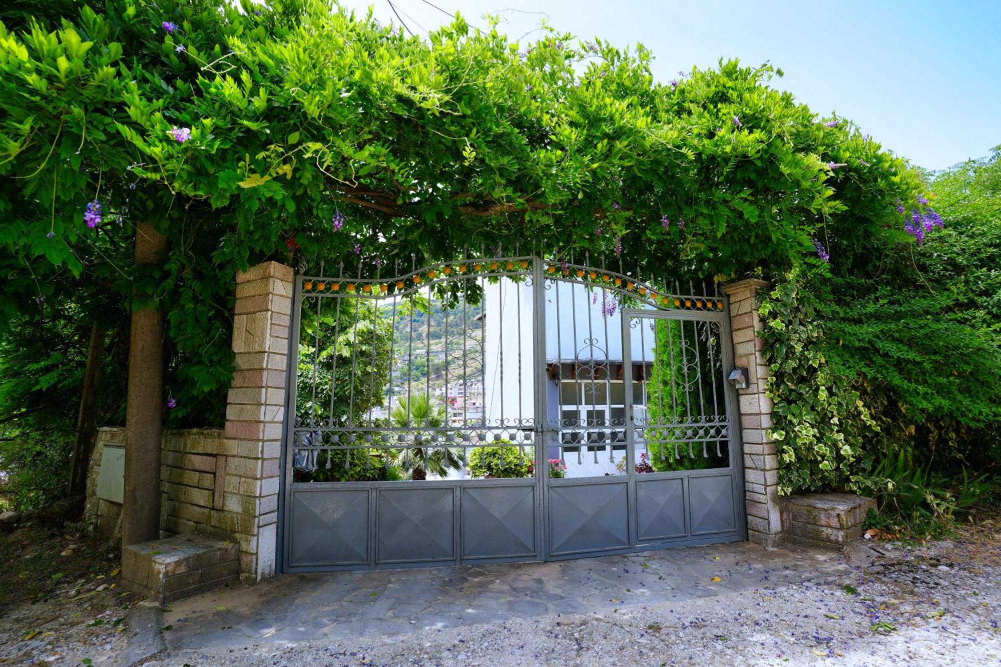 Vila Banushi Gjirokastër Esterno foto